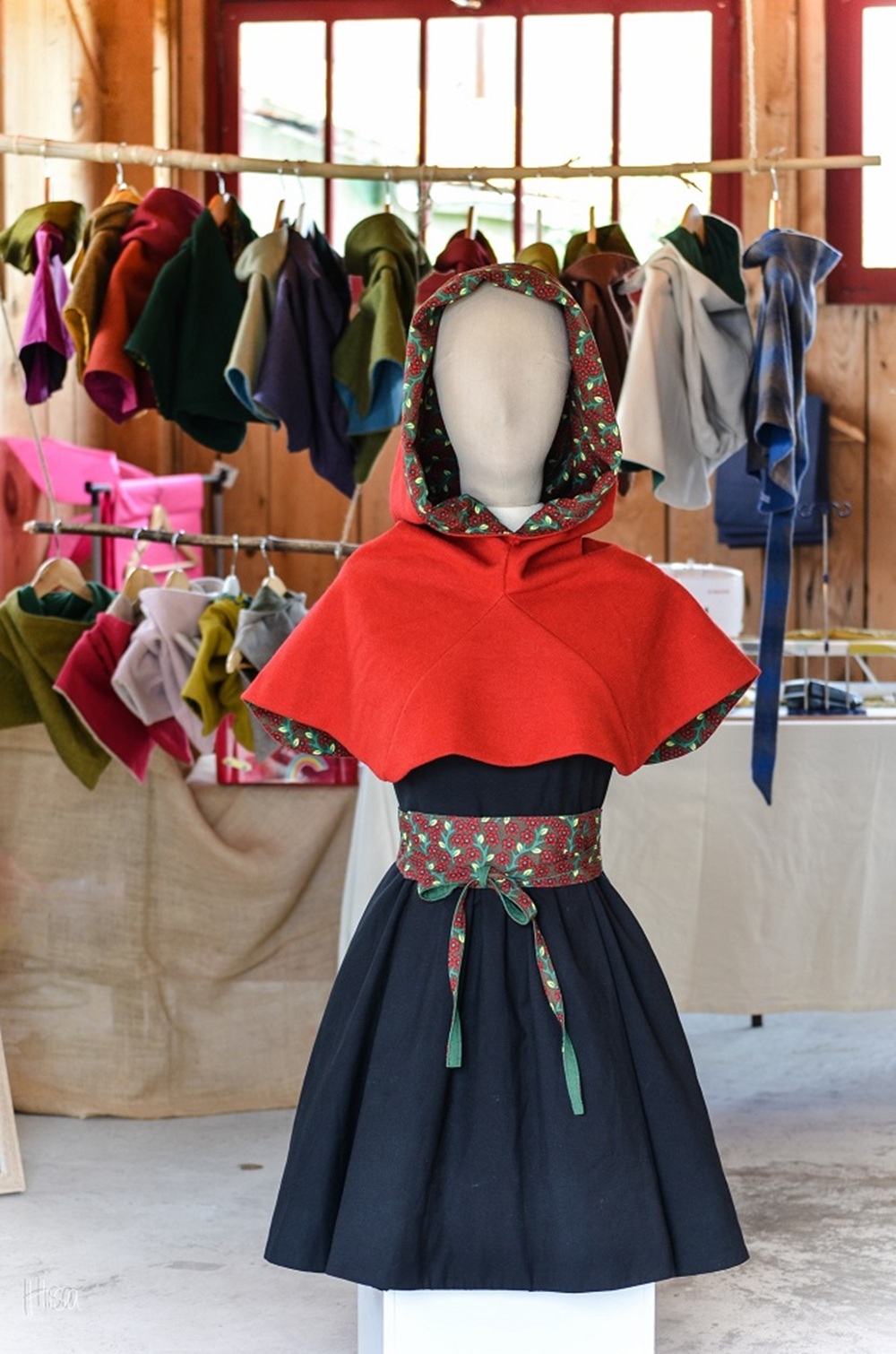 Exposition de chaperons et accessoires textiles - Sibille Boutillier