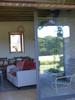 le salon vu de la terrasse avec baie vitrée qui coulisse Ⓒ Gîtes de France