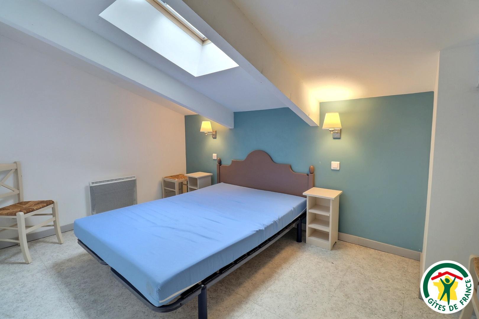Chambre mansardée avec un lit double (1x140)