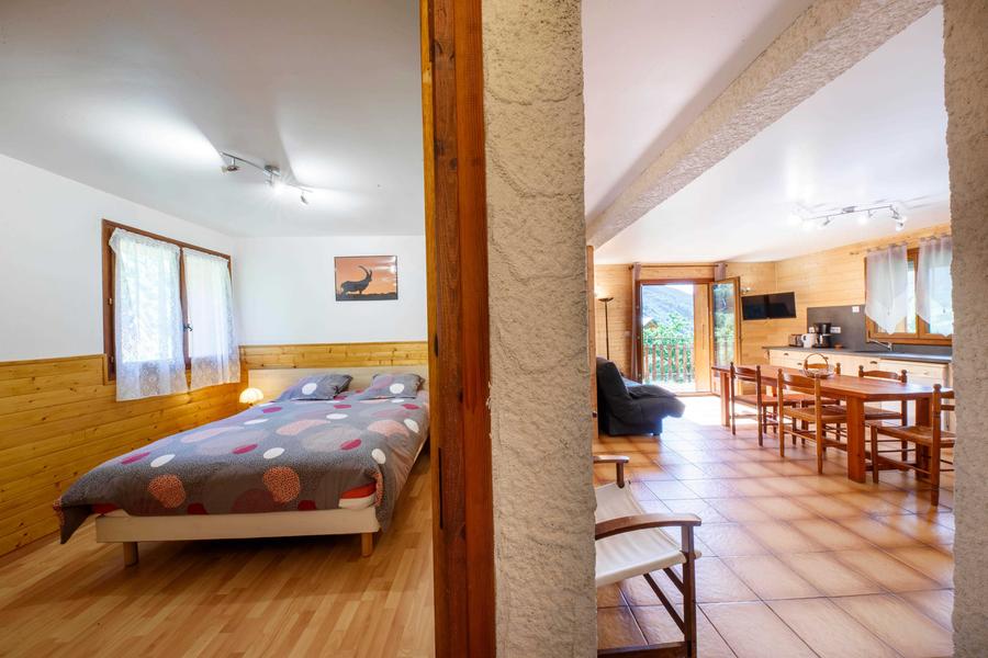 Gîte Les Rosiers-Chambre Lit double-Saint-Étienne-de-Tinée-Gîtes de France des Alpes-Maritimes