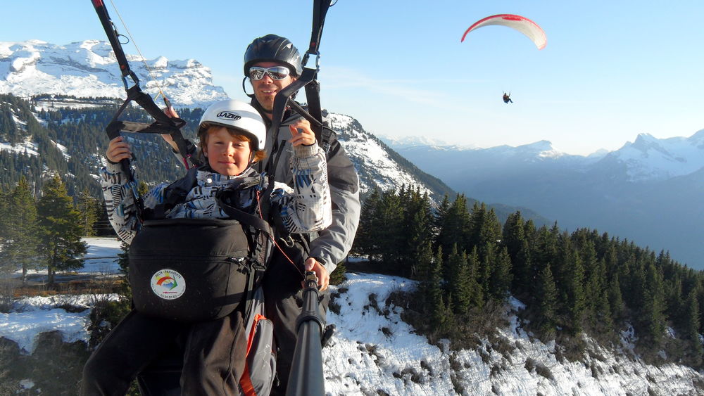 Vol biplace enfant au-dessus des Molliets aux Carroz