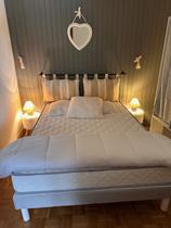 Chambre à coucher avec lit double, parquet au sol