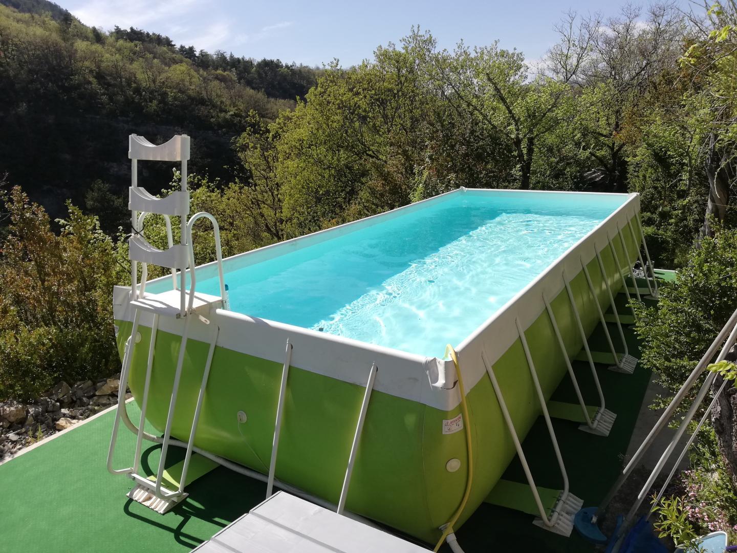 La piscine hors sol Laghetto Pop (6,60 m X 2,80 m et 1,20m de profondeur), exposée plein sud, vue depuis la salle de bain d'été.
L'échelle peut et pourra se cadenasser lorsque elle est/sera remontée, comme sur la photo, afin de sécuriser l'accès à l'eau par les plus jeunes.