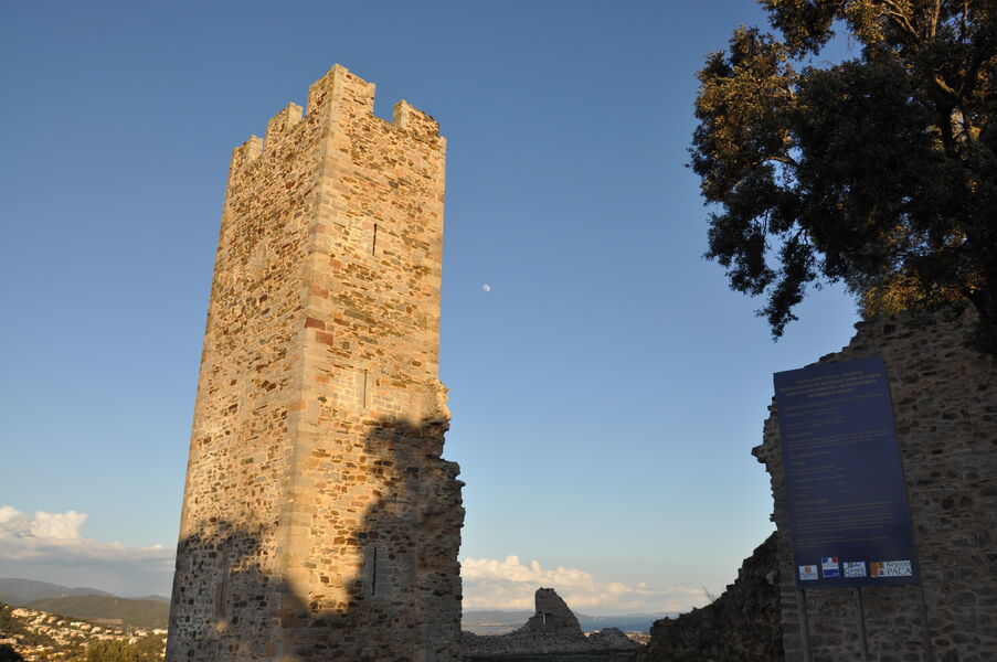 Remparts et vestiges du château des Seigneurs de Fos