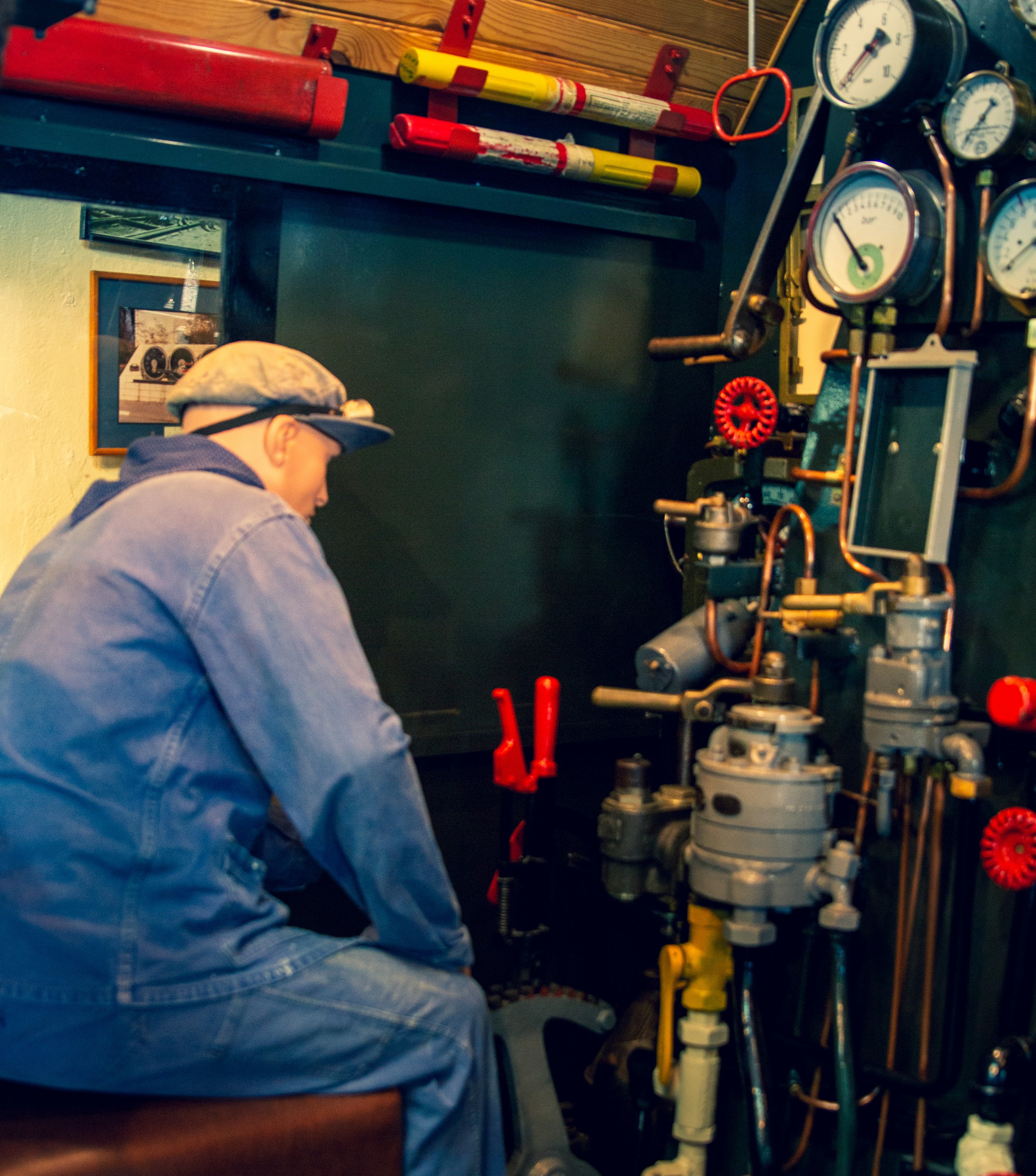 Machiniste au travail dans la locomotive