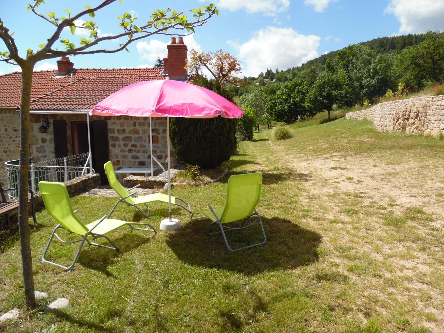 Jardin devant l'entrée du gîte