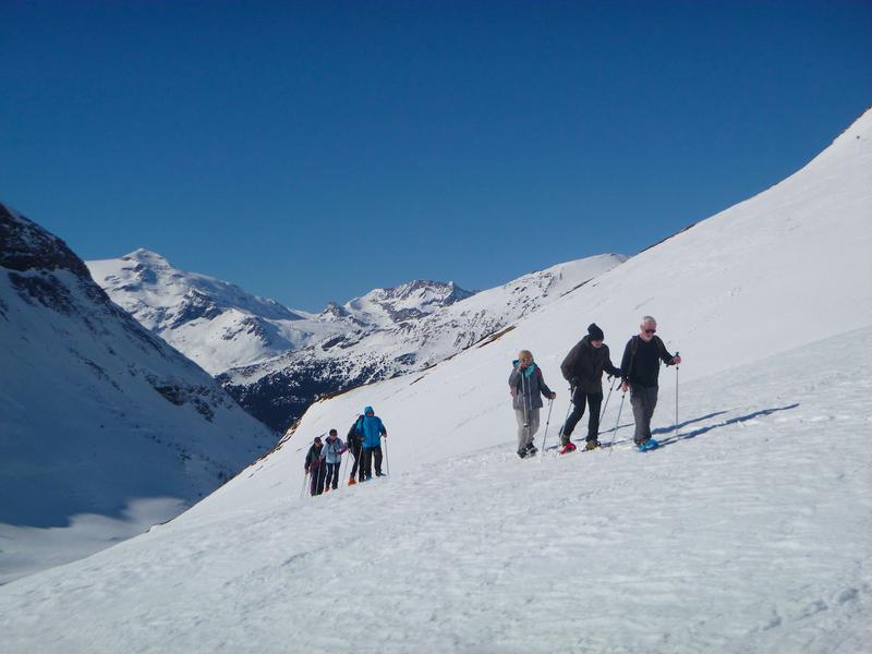 Groupe en raquettes au-dessus du Mont Cenis Groupe en raquettes au-dessus du Mont Cenis