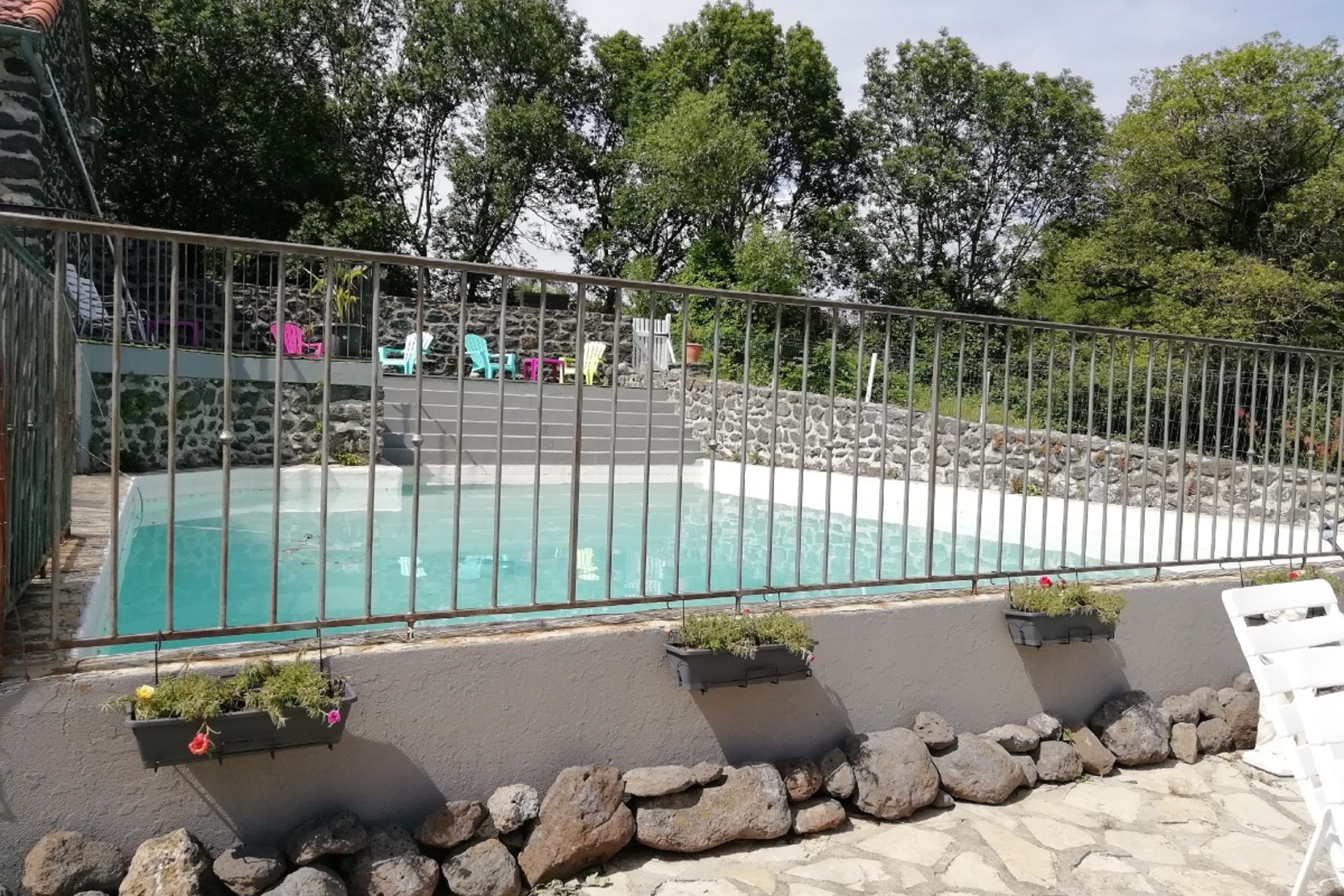 Grande piscine commune aux Gîtes de Sylilanse à St Pons