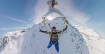 Skieur pratiquant la Tyrolienne