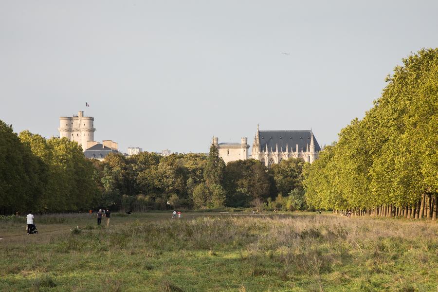 L'allée royale du château de Vincennes, le château et la Sainte-Chapelle en arrière-plan 