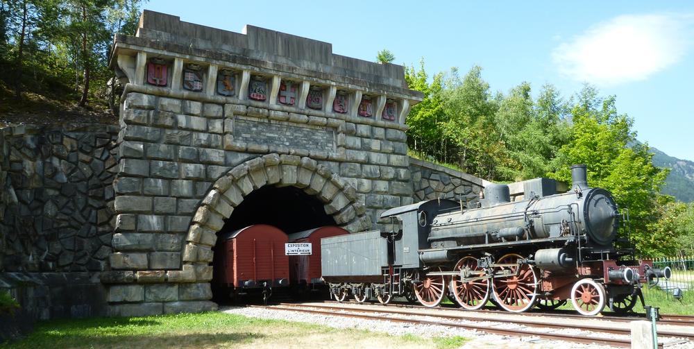 Entrée monumentale du tunnel ferroviaire à Modane