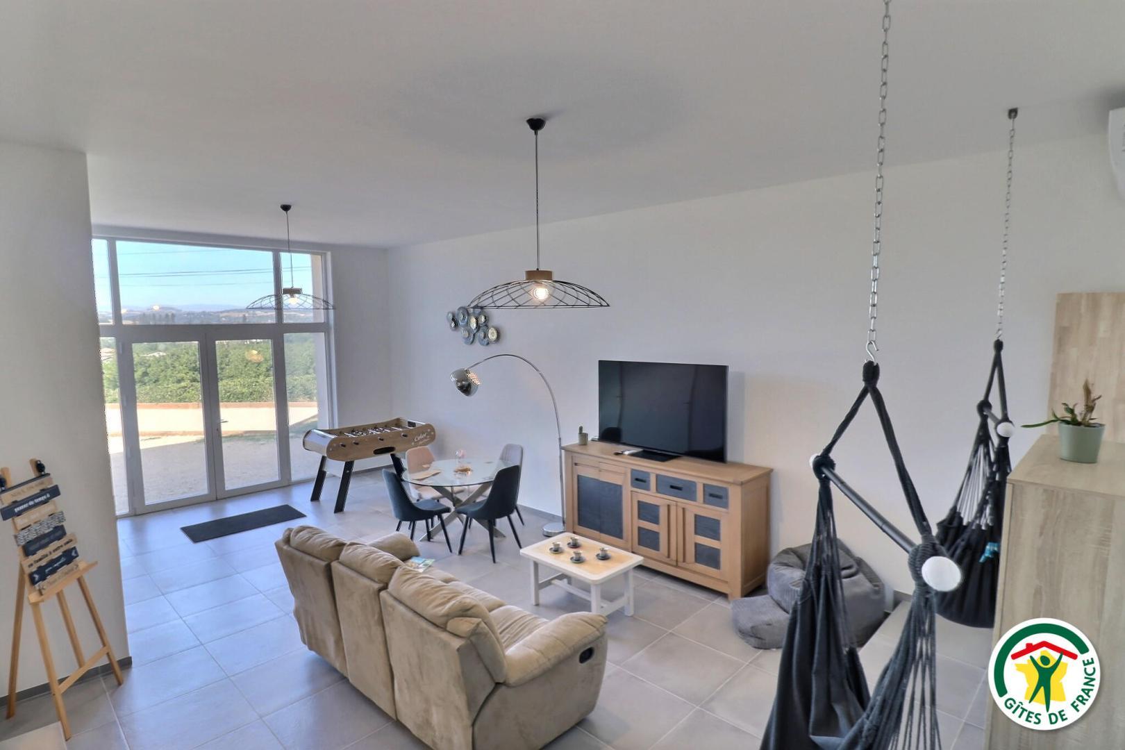 Le salon avec TV connectée, babyfoot, jeux de société, bibliothèque