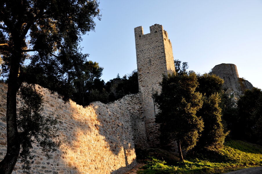 Remparts et vestiges du château des Seigneurs de Fos