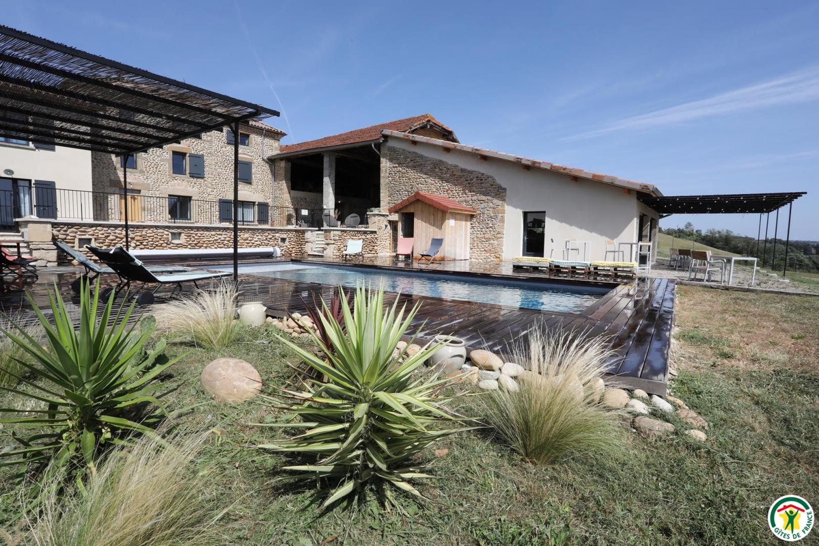 Piscine à partager et jardin