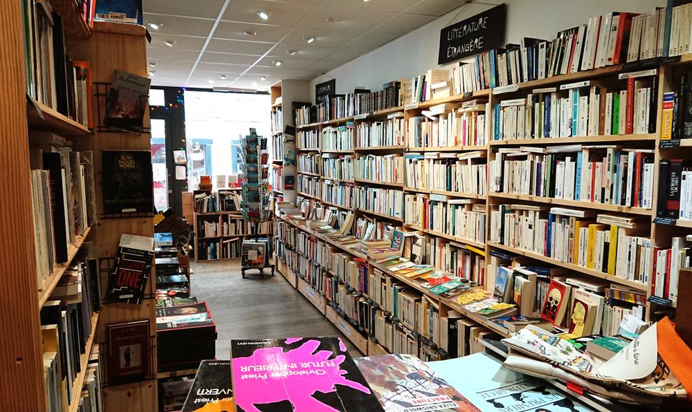 Le rayon "Littérature étrangère" avec plein de livres