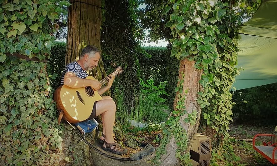 Fabras se raconte en musique avec Caillou