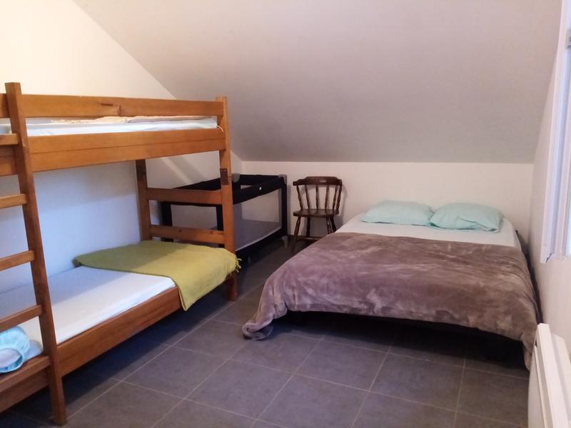 chambre individuelle _ Dortoir du camping de la Tours des Saveurs au bord de la Via Rhôna à Brangues - Balcons du Dauphiné