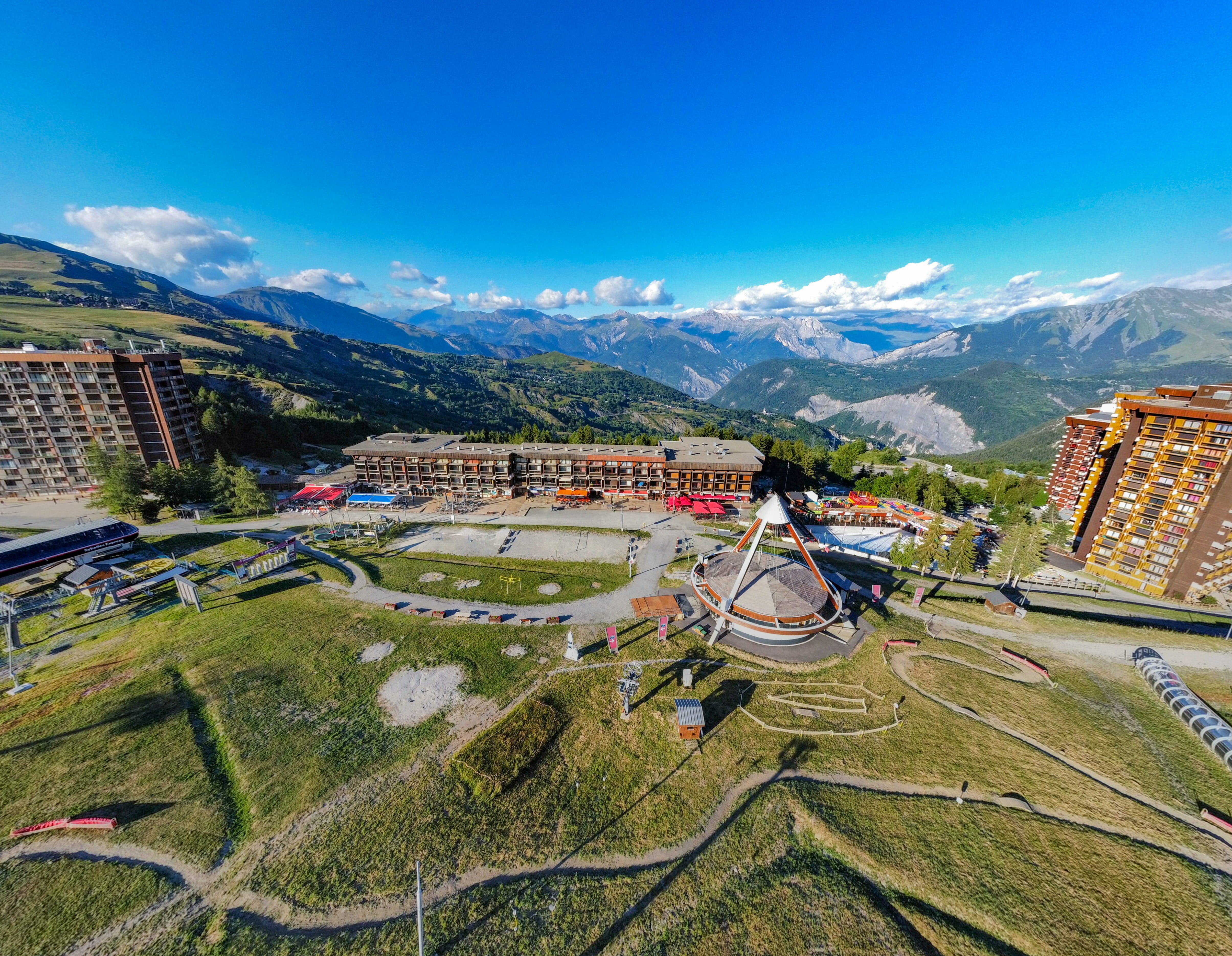 Centre station du Corbier en été avec le tripode