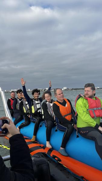 Un groupe sur ue bouée tractée banane.