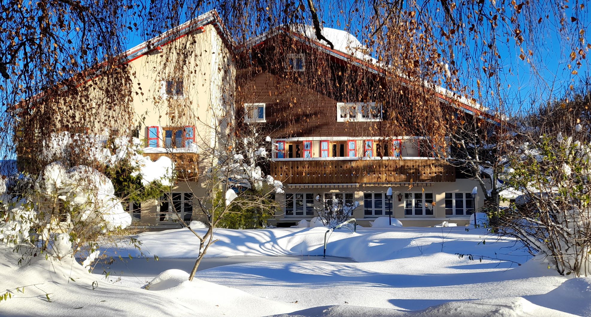 Vue de l’établissement sous la neige par un ciel bleu hivernal