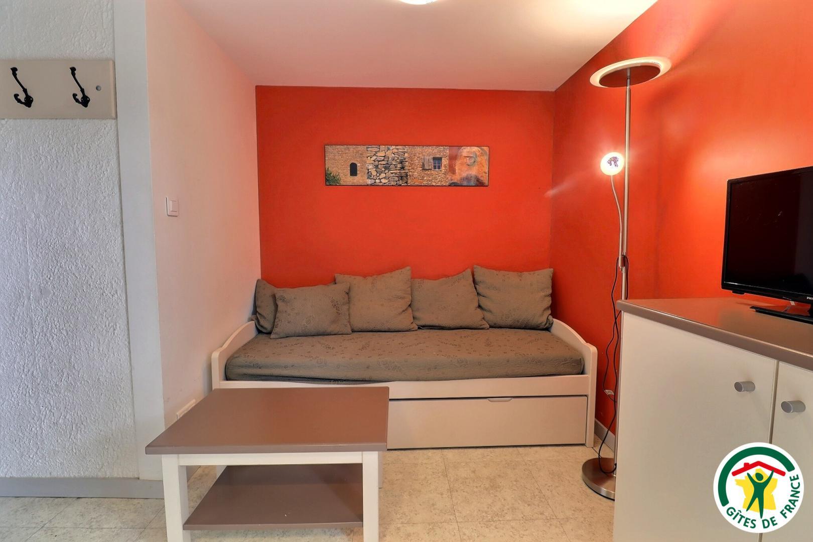 Coin salon avec banquette-lit gigogne (2x90), TV
