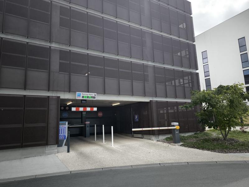 L'entrée du parking couvert.