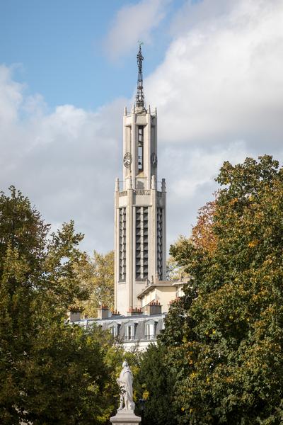 Eglise Sainte-Agnès vue de loin avec la statue de Claude Bourgelat au premier plan 