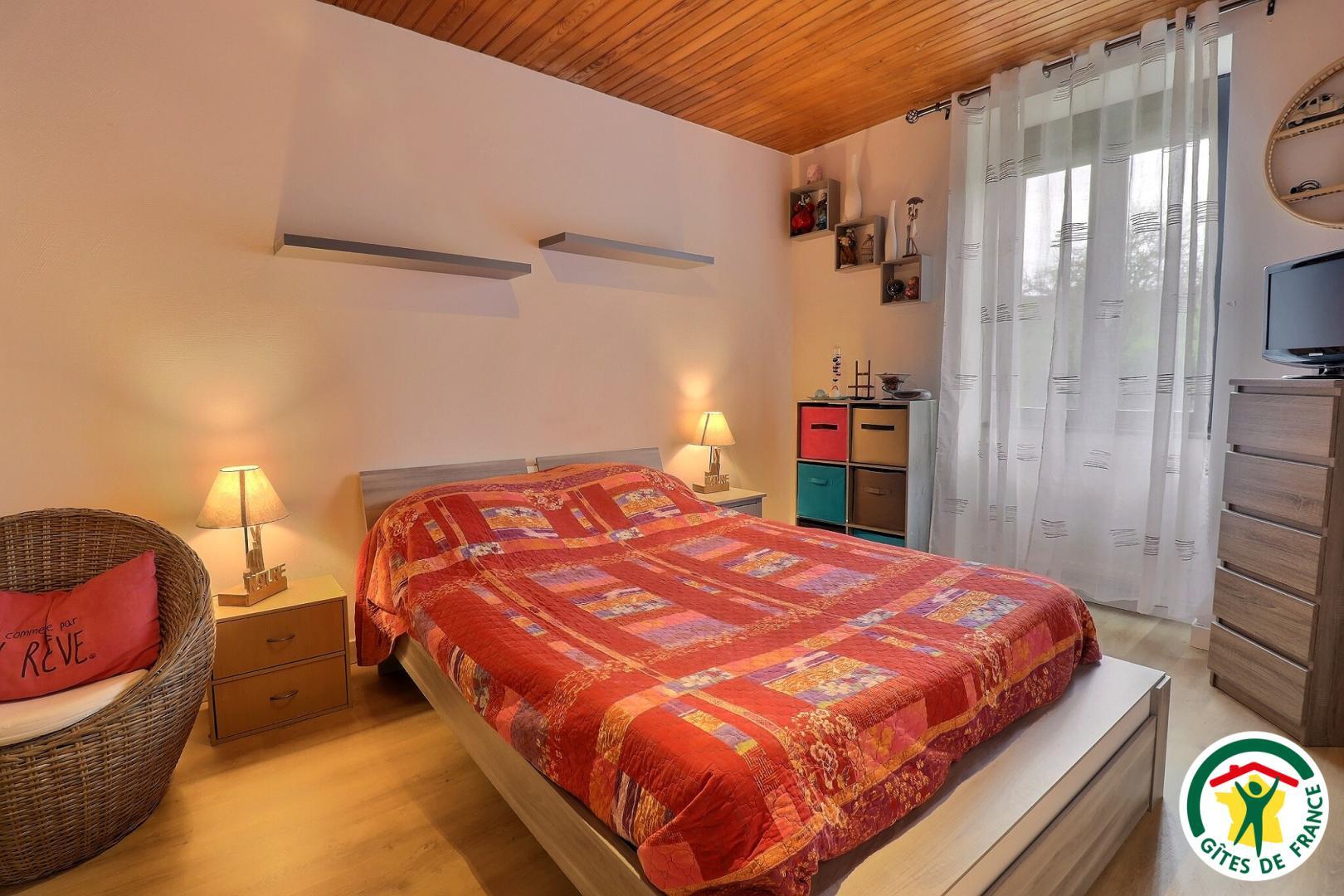 Chambre 1 avec un lit double (1x140x190), petite TV, placard