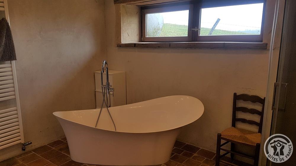 Grand Gîte \'Au Foin Tendre\' à Amplepuis (Rhône - Beaujolais Vert - proximité Lac des Sapins) : la baignoire dans la salle de bains du rez-de-chaussée.