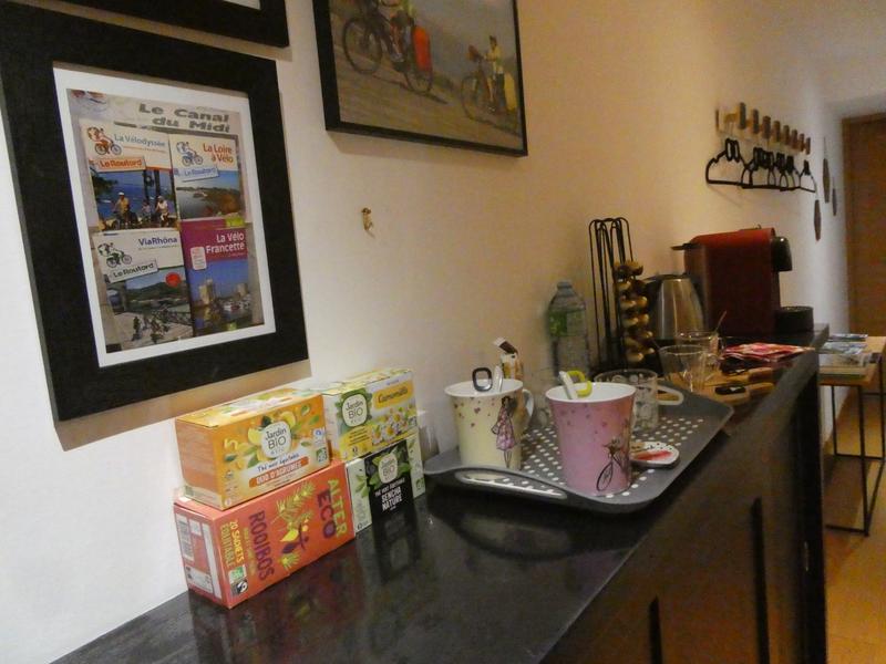 Un plateau d'accueil avec de quoi se servir en thé et en café.