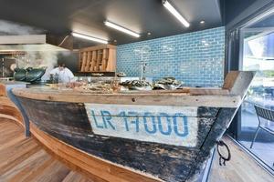 Comptoir cuisine dans la salle de restaurant