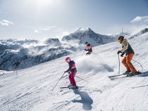 Skieurs sur les pistes de ski d'Aussois