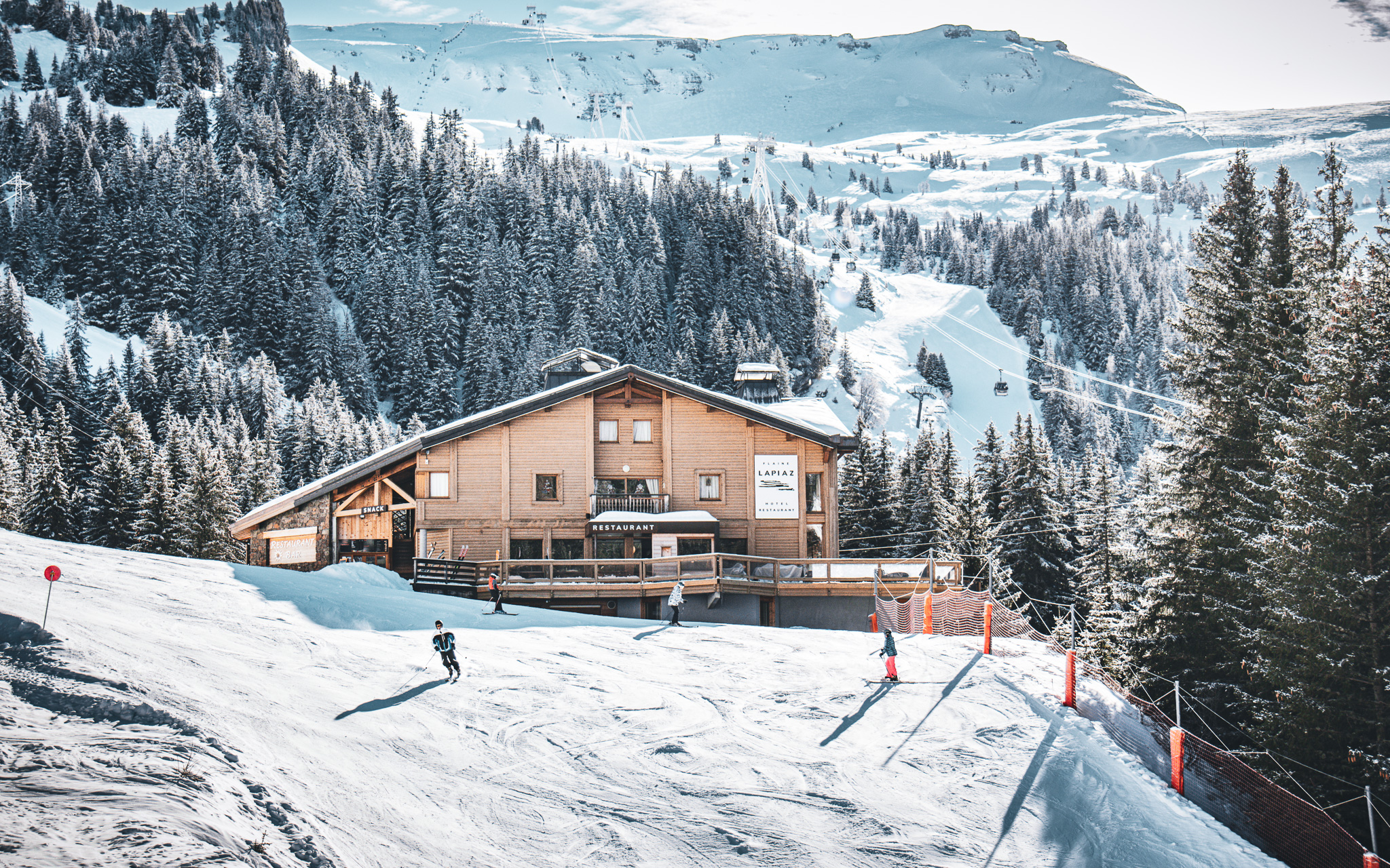 Devanture du restaurant La Lapiaz avec la piste rouge Azurite