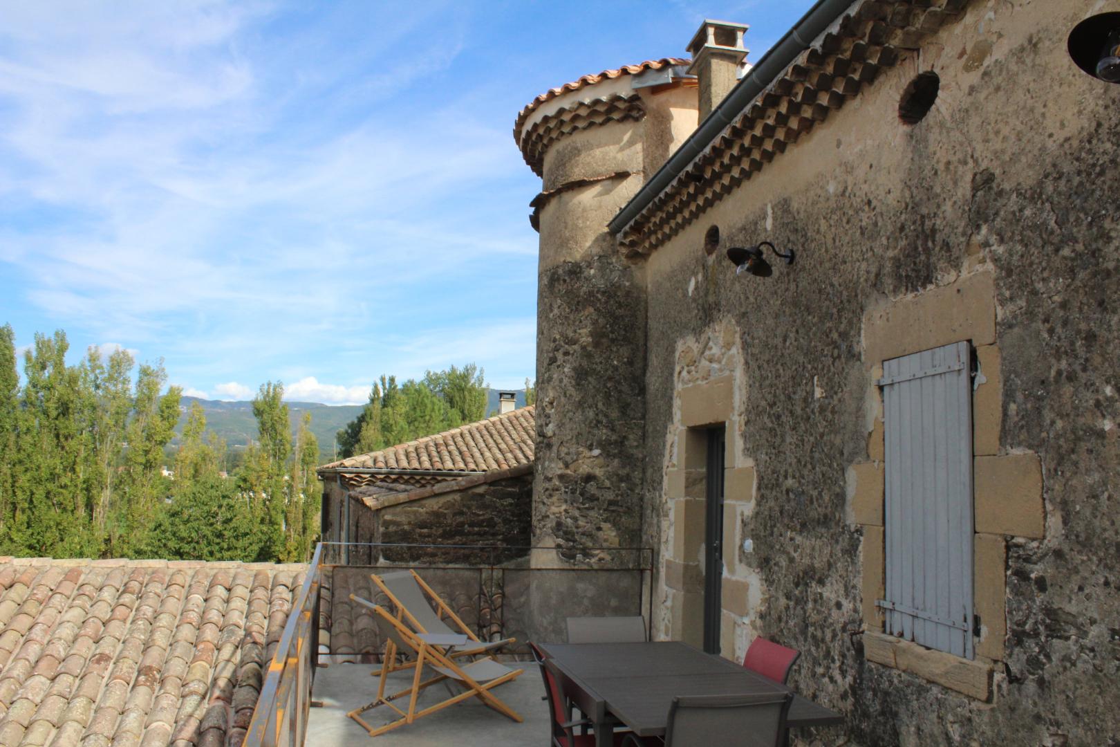 Terrasse privative côté nord avec salon de jardin et transats