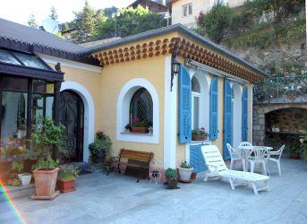 Vue extérieure de la chambre et sa terrasse