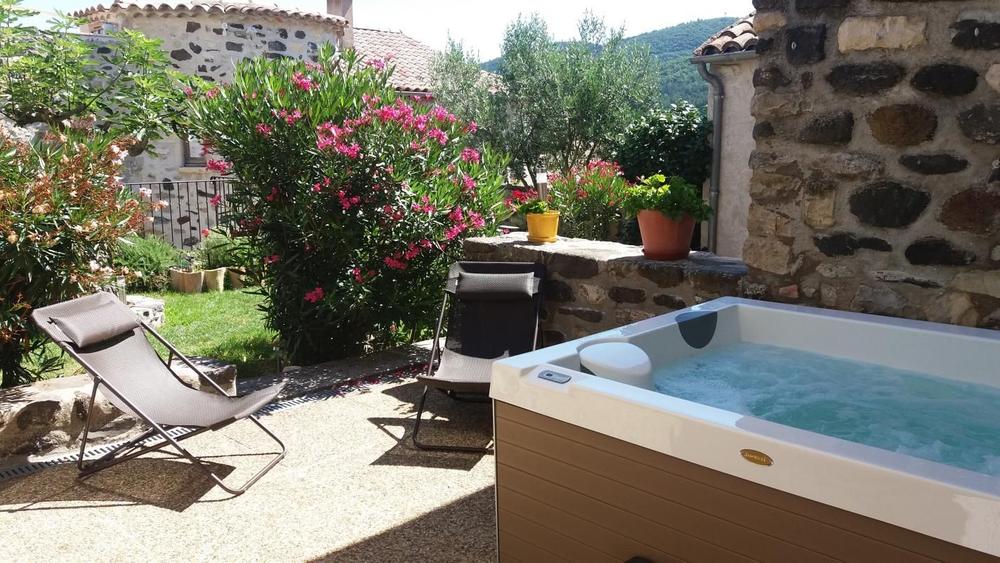 Dans le jardin de la maison, spa jacuzzi à disposition