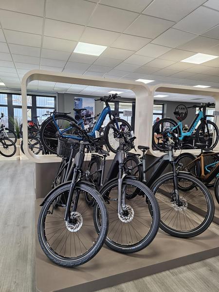 Des VTC exposés en magasin.