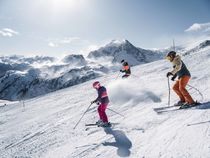 Skieurs sur les pistes de ski à Aussois