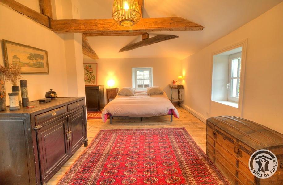 Gîte / Maison de Vacances \'La Maison d\'Ida\' à Meaux la Montagne (Rhône, Beaujolais Vert, proximité du Lac des Sapins) : la grande chambre à l\'étage.