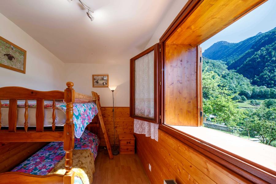 Gîte Les Rosiers-Chambre Lits superposés/fenêtre-Saint-Étienne-de-Tinée-Gîtes de France des Alpes-Maritimes