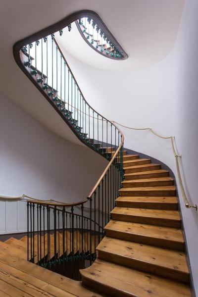 Un escalier vue depuis un palier entre deux étages.