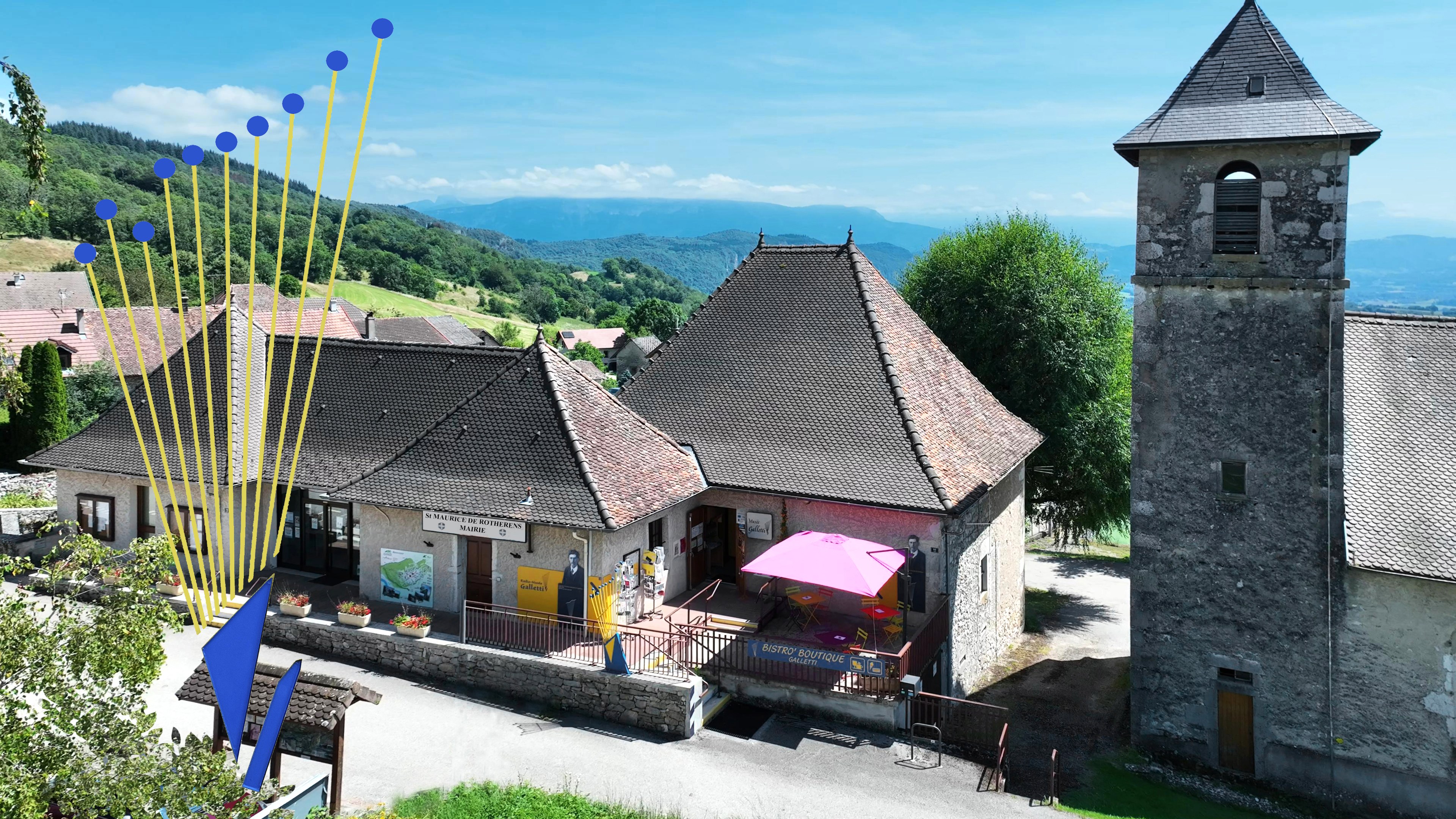 Radio-Musée Galletti et sa terrasse à côte de l'église de Saint Maurice de Rotherens avec le symbole de l'antenne harpe