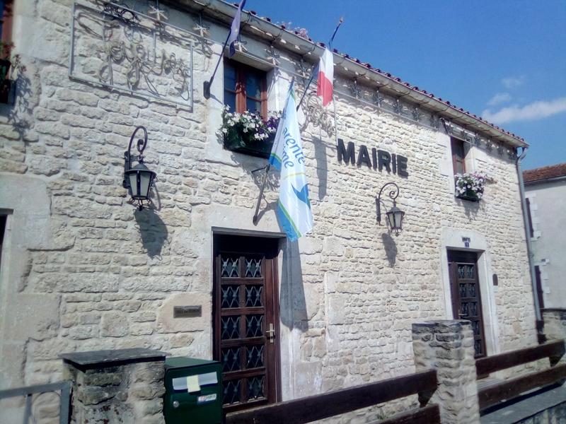 Vue extérieure de la mairie de Ballon