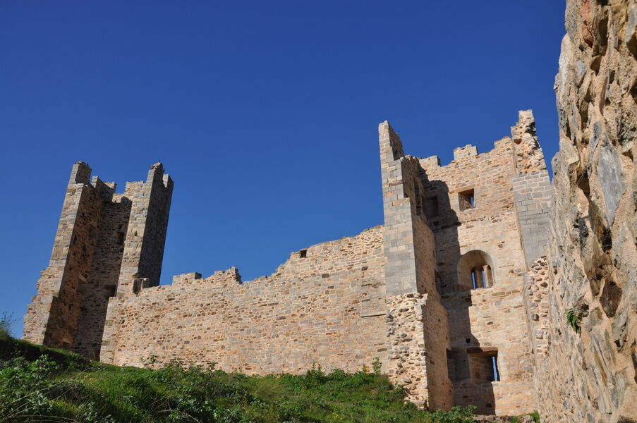 Remparts et vestiges du château des Seigneurs de Fos