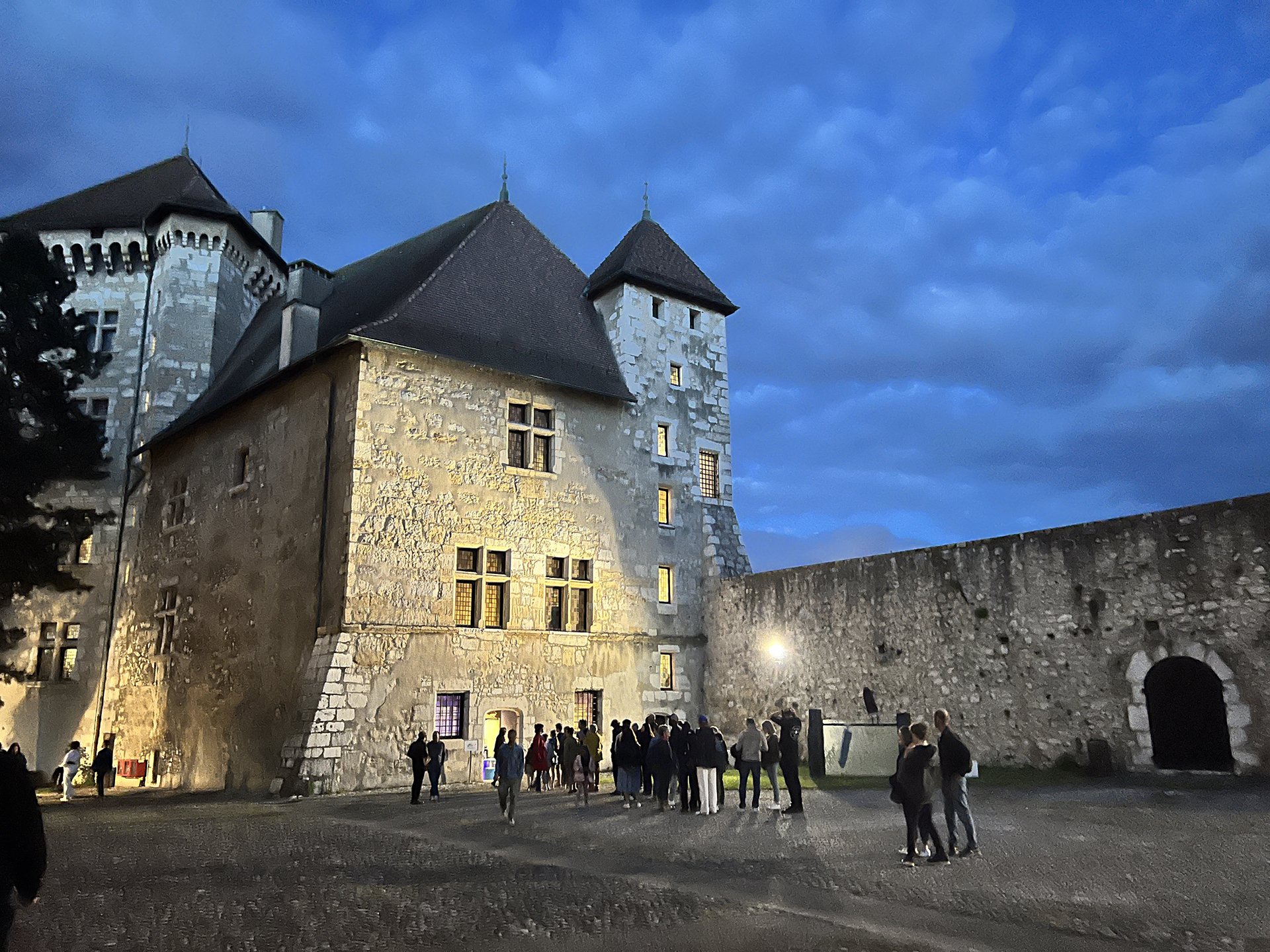 Musée-Château d'Annecy à la nuit tombante