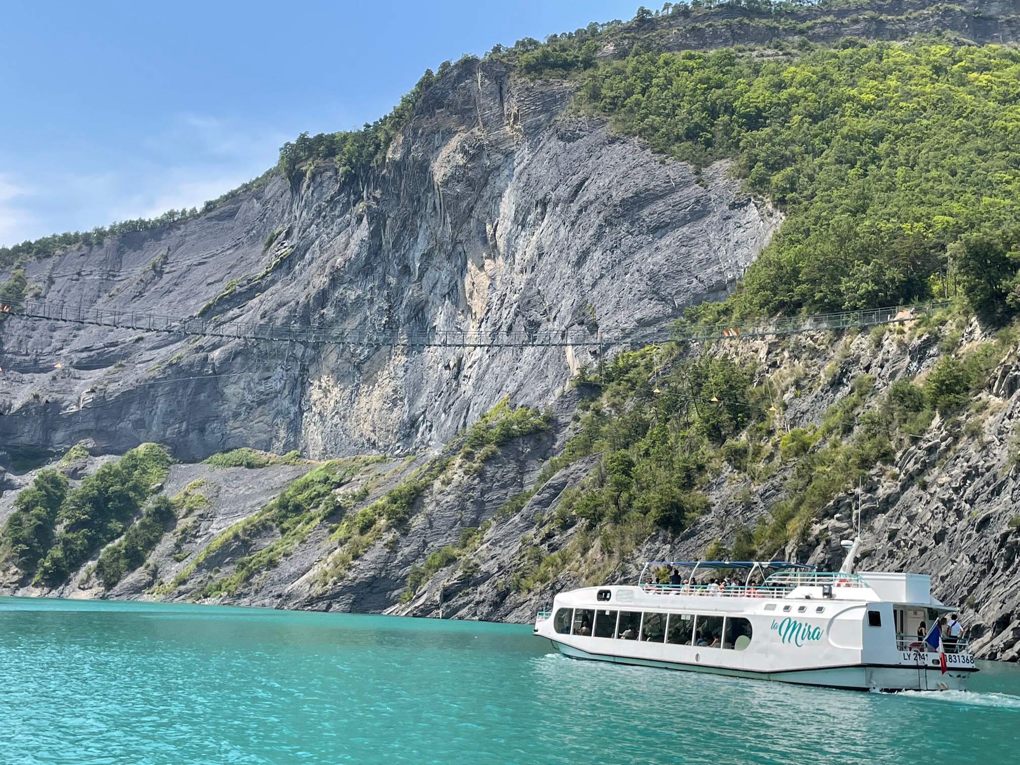 Bateau la Mira sur le lac de monteynard avec vue de la passerelle himalayenne