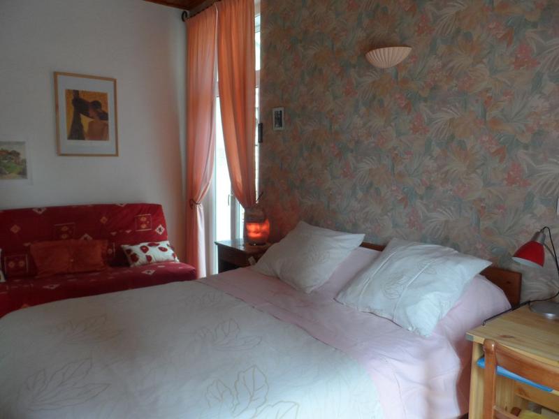 La chambre. Lit 140 et canapé lit 140