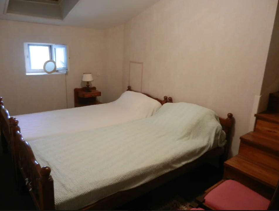 chambre avec deux lits simples