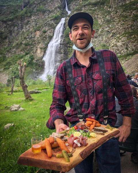 Jean François Perrier et son assiette de pays - © Gaetan Theveniaud Jean François Perrier et son assiette de pays - © Gaetan Theveniaud