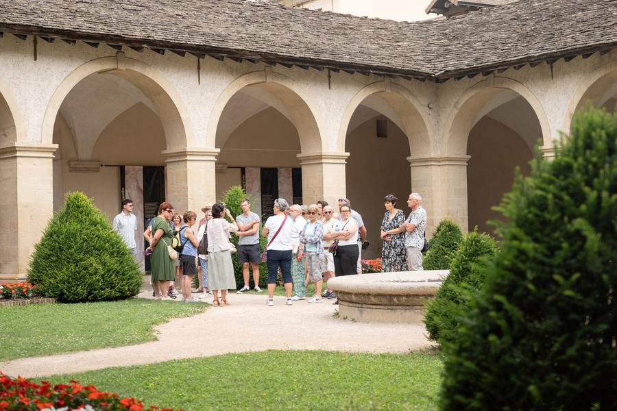 Visite guidée découverte de la cité médiévale de Crémieu_Balcons du Dauphiné